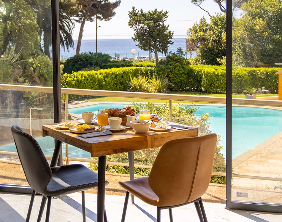 Petit déjeuner vue mer à Cannes